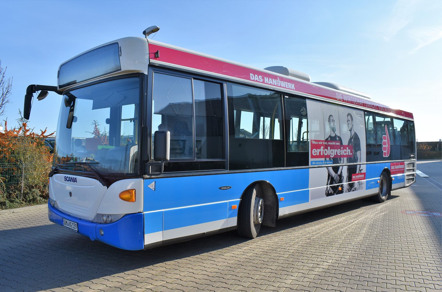 Die acht Überland-Busse im Kammerbezirk fahren mit neuer Werbung und sollen vor allem junge Menschen für eine Karriere im Handwerk begeistern.