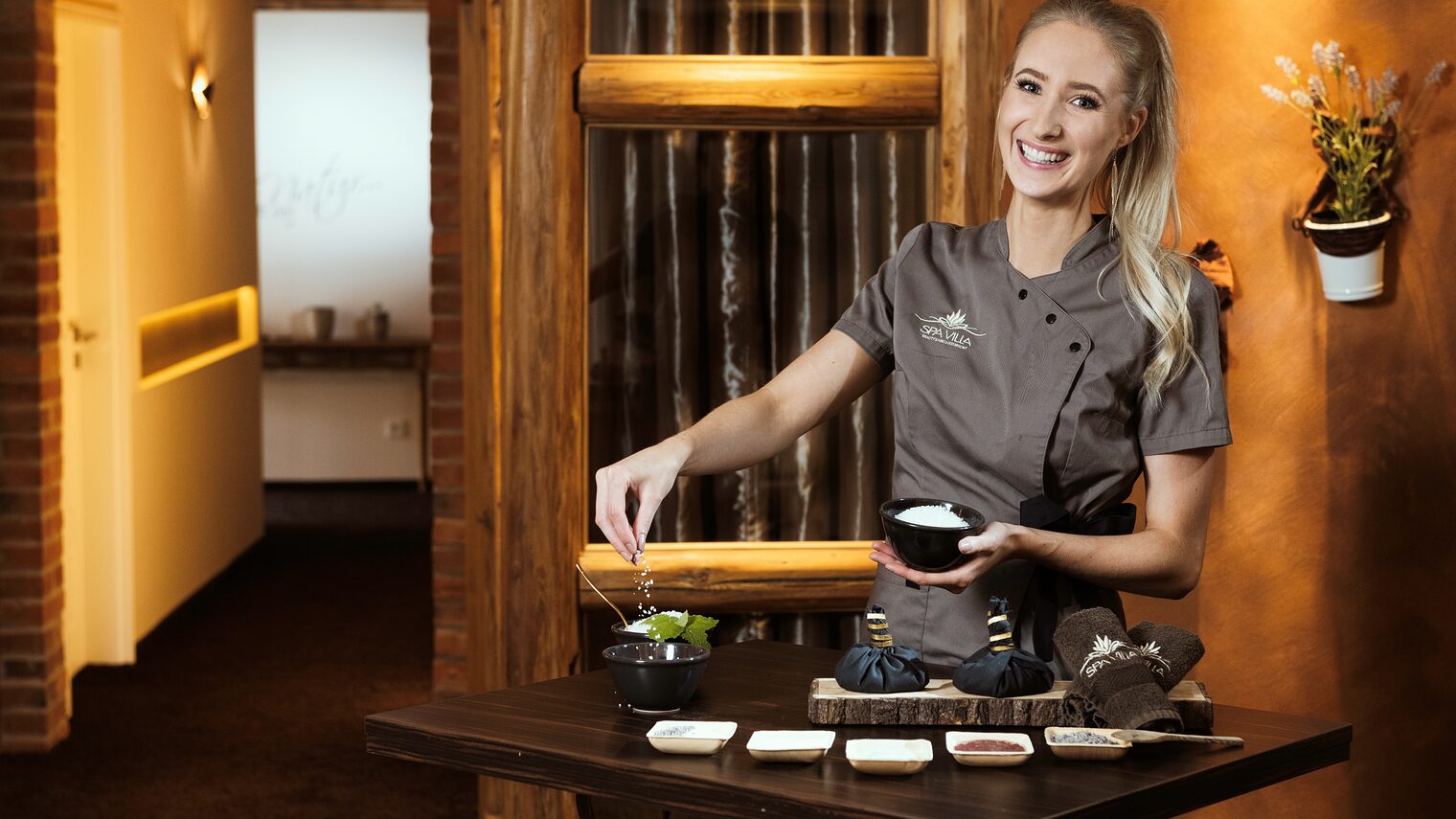 Charlotte Schmerbauch (20 Jahre), Kosmetikerin im Spa Villa Beauty & Wellness Resort Wingerode wirbt für eine Ausbildung im Handwerk.