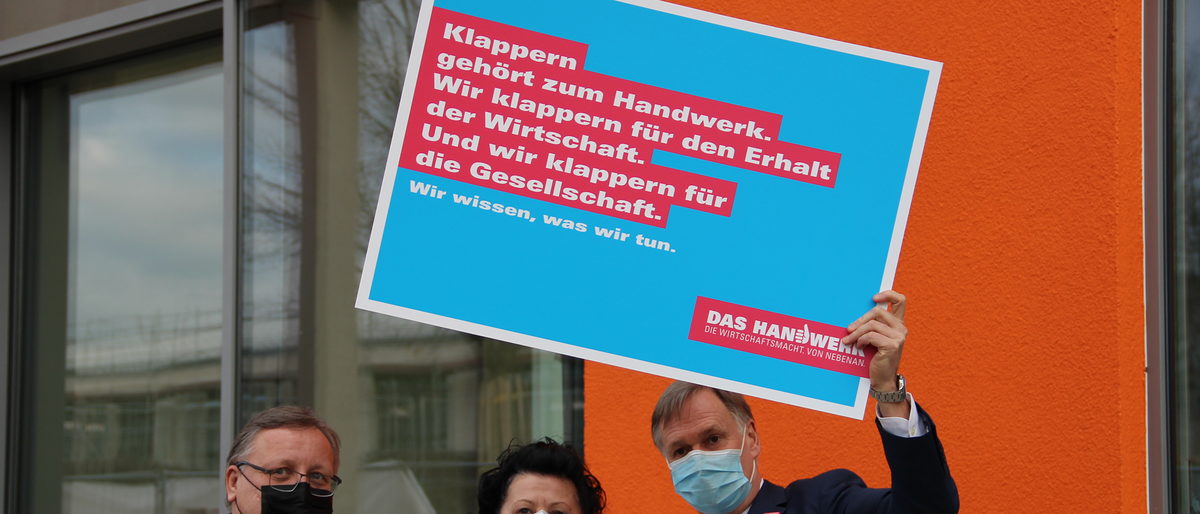 Der Vorstand der Handwerkskammer Erfurt weiß: Klappern gehört zum Handwerk. Aber jetzt ist eine klare Exit-Strategie nötig. Deshalb klappert Präsident Stefan Lobenstein (re) mit Vizepräsidentin Bärbel Kritzmann und Vizepräsident Holger Prüfer (li) für den Erhalt der Wirtschaft. Der Vorstand der Handwerkskammer Erfurt weiß: Klappern gehört zum Handwerk. Aber jetzt ist eine klare Exit-Strategie nötig. Deshalb klappert Präsident Stefan Lobenstein (re) mit Vizepräsidentin Bärbel Kritzmann und Vizepräsident Holger Prüfer (li) für den Erhalt der Wirtschaft.