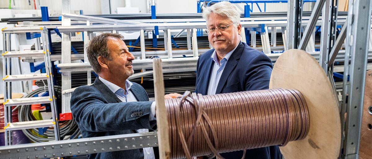 Michael Becker, Geschäftsführer der Michael Becker Sicherheitstechnik GmbH aus Bad Langensalza im Gespräch mit Thomas Malcherek, Hauptgeschäftsführer der Handwerkskammer Erfurt. Michael Becker, Geschäftsführer der Michael Becker Sicherheitstechnik GmbH aus Bad Langensalza im Gespräch mit Thomas Malcherek, Hauptgeschäftsführer der Handwerkskammer Erfurt.