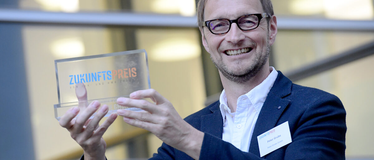 Der strahlende Gewinner des Zukunftspreises 2021 heißt Peter Grube, Tisch-lermeister aus Urbach. Der strahlende Gewinner des Zukunftspreises 2021 heißt Peter Grube, Tisch-lermeister aus Urbach.