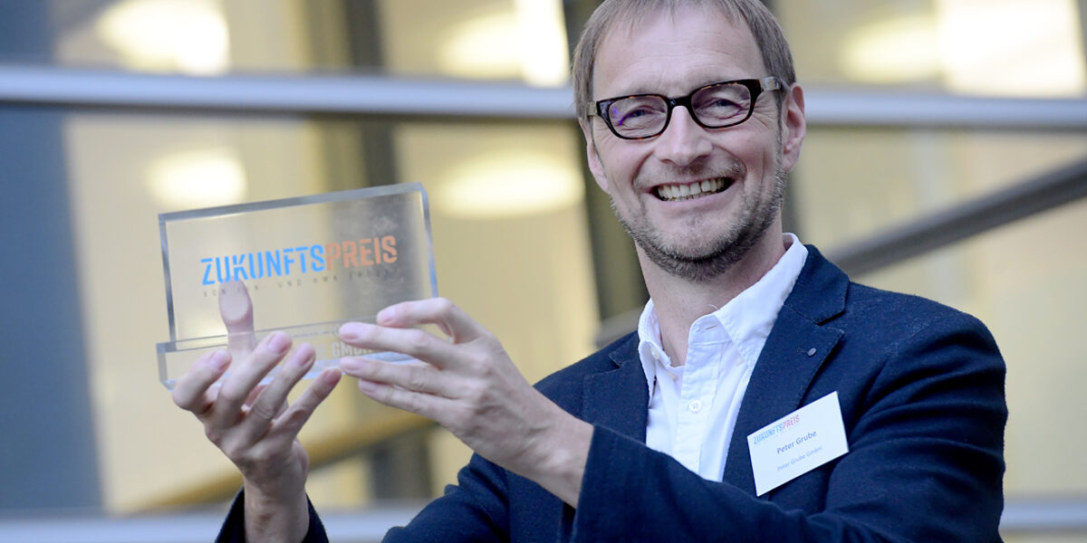 Der strahlende Gewinner des Zukunftspreises 2021 heißt Peter Grube, Tisch-lermeister aus Urbach.