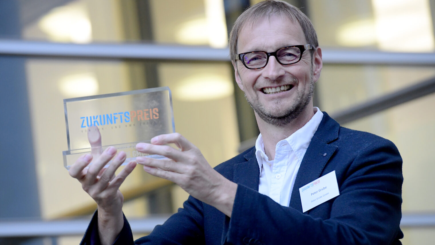 Der strahlende Gewinner des Zukunftspreises 2021 heißt Peter Grube, Tisch-lermeister aus Urbach.