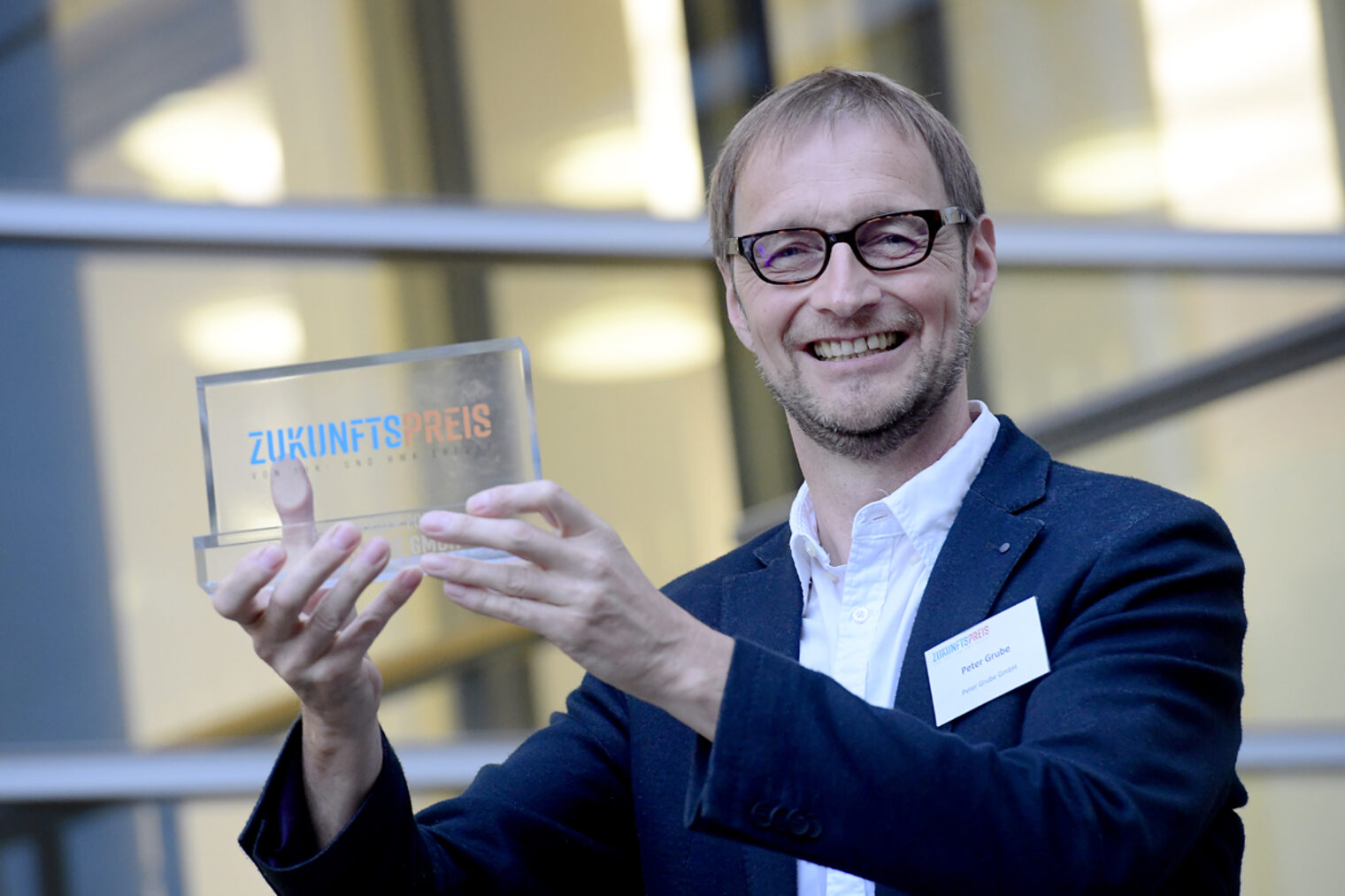Der strahlende Gewinner des Zukunftspreises 2021 heißt Peter Grube, Tisch-lermeister aus Urbach.