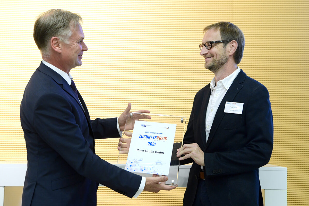 Peter Grube aus Urbach (re.) bekommt von Stefan Lobenstein, Präsident der Handwerkskammer Erfurt den Zukunftspreis 2021 überreicht.