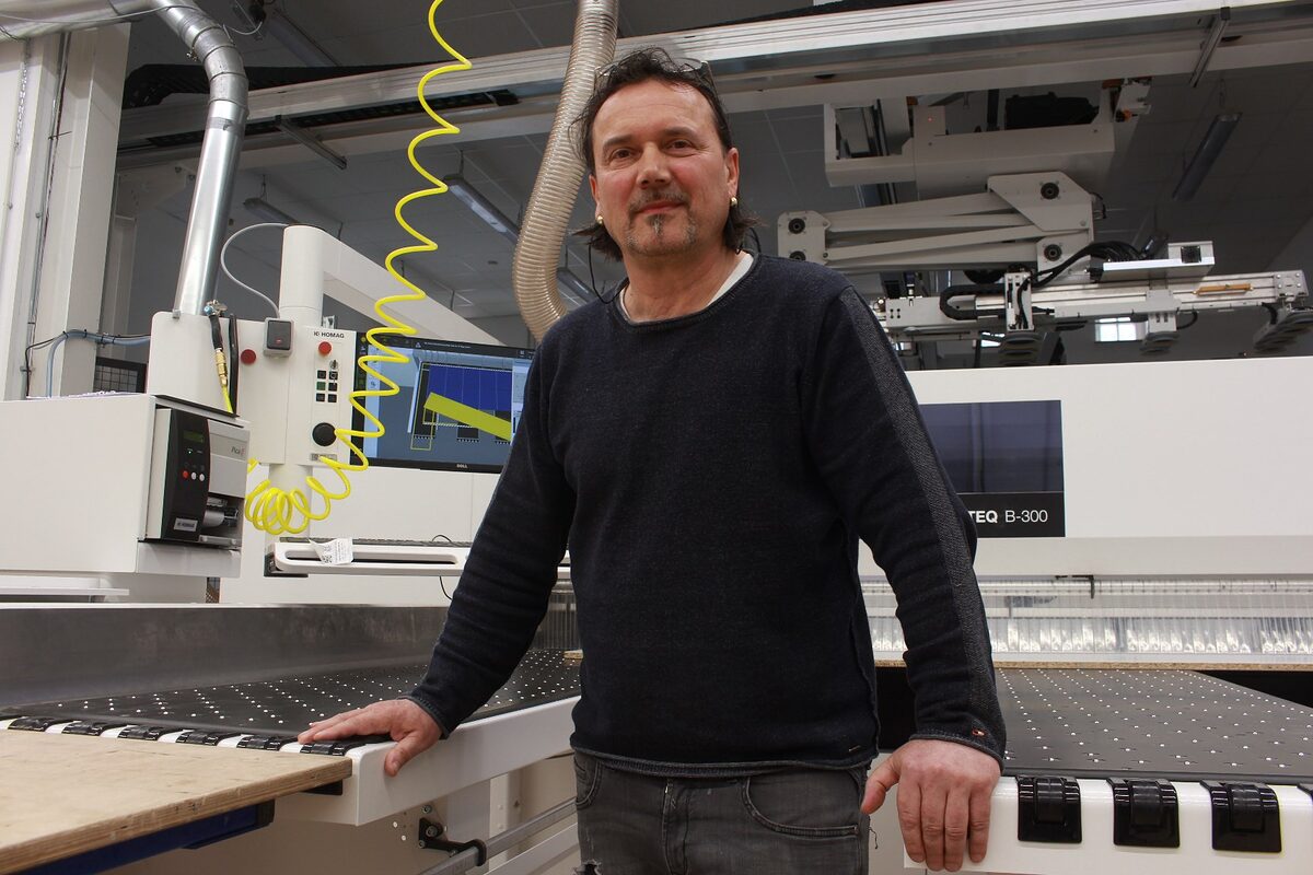 Die Tischlerei Schlegel in Heringen existiert in nunmehr vierter Generation. Geschäftsführer ist Sven Schlegel, hier an einer liegenden Plattensäge.