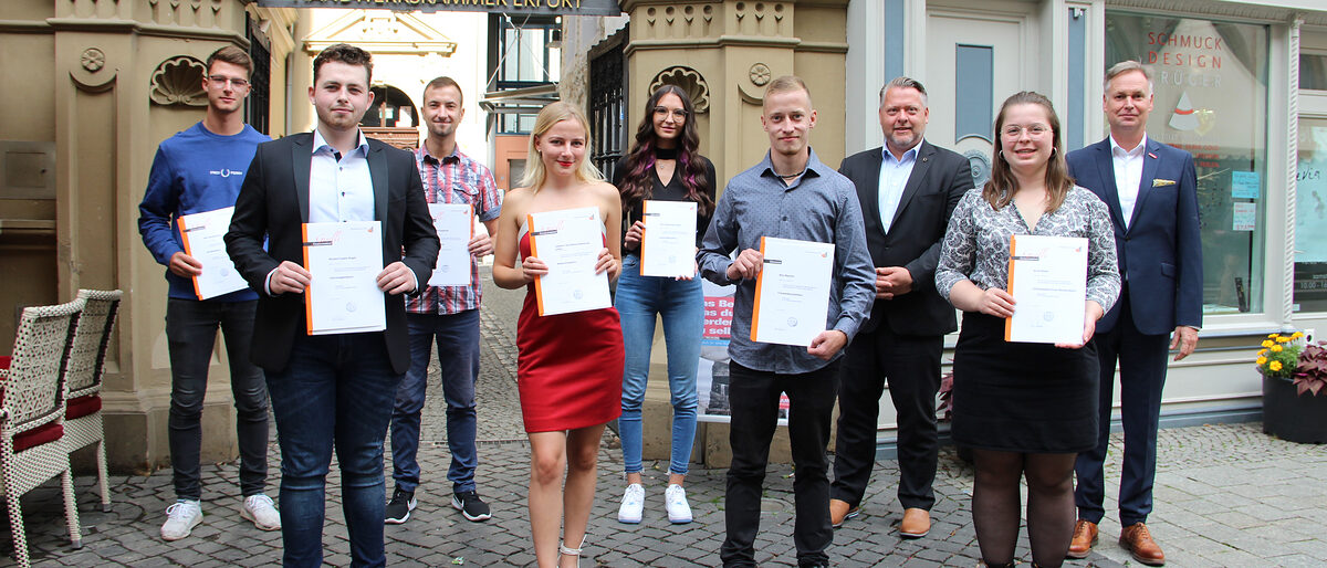 Erfolgreiche Absolventen: (V.li.) Max Sondermann (Straßenbauer), Richard Justin Regel (Fahrzeugla-ckierer), Daniel Gebhardt (Elektroni-ker), Isabeau Geraldine Katharina Urban (Maßschneiderin), Alina A-lessandra Pohle (Automobilkauffrau), Roy Masche (Trockenbaumonteur), Marko Enke (Regionalgeschäftsfüh-rer IKK classic), Anne Röder (Ortho-pädietechnik-Mechanikerin) und Stefan Lobenstein (Präsident HWK Erfurt) Erfolgreiche Absolventen: (V.li.) Max Sondermann (Straßenbauer), Richard Justin Regel (Fahrzeugla-ckierer), Daniel Gebhardt (Elektroni-ker), Isabeau Geraldine Katharina Urban (Maßschneiderin), Alina A-lessandra Pohle (Automobilkauffrau), Roy Masche (Trockenbaumonteur), Marko Enke (Regionalgeschäftsfüh-rer IKK classic), Anne Röder (Ortho-pädietechnik-Mechanikerin) und Stefan Lobenstein (Präsident HWK Erfurt)