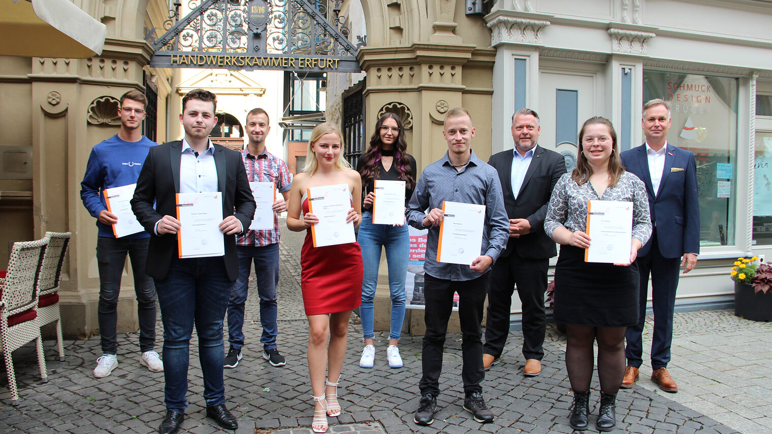 Erfolgreiche Absolventen: (V.li.) Max Sondermann (Straßenbauer), Richard Justin Regel (Fahrzeugla-ckierer), Daniel Gebhardt (Elektroni-ker), Isabeau Geraldine Katharina Urban (Maßschneiderin), Alina A-lessandra Pohle (Automobilkauffrau), Roy Masche (Trockenbaumonteur), Marko Enke (Regionalgeschäftsfüh-rer IKK classic), Anne Röder (Ortho-pädietechnik-Mechanikerin) und Stefan Lobenstein (Präsident HWK Erfurt)