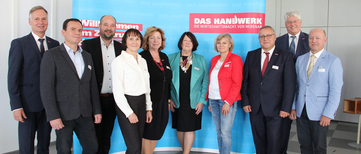 (v.li.) Stefan Lobenstein, Marcus Büchner, Dr. Julian Schwark, Dorit Geyer, Doris König, Karola Jacobi, Sybille Böhm, Holger Prüfer, Thomas Malcherek, Ulf Blumschein (v.li.) Stefan Lobenstein, Marcus Büchner, Dr. Julian Schwark, Dorit Geyer, Doris König, Karola Jacobi, Sybille Böhm, Holger Prüfer, Thomas Malcherek, Ulf Blumschein