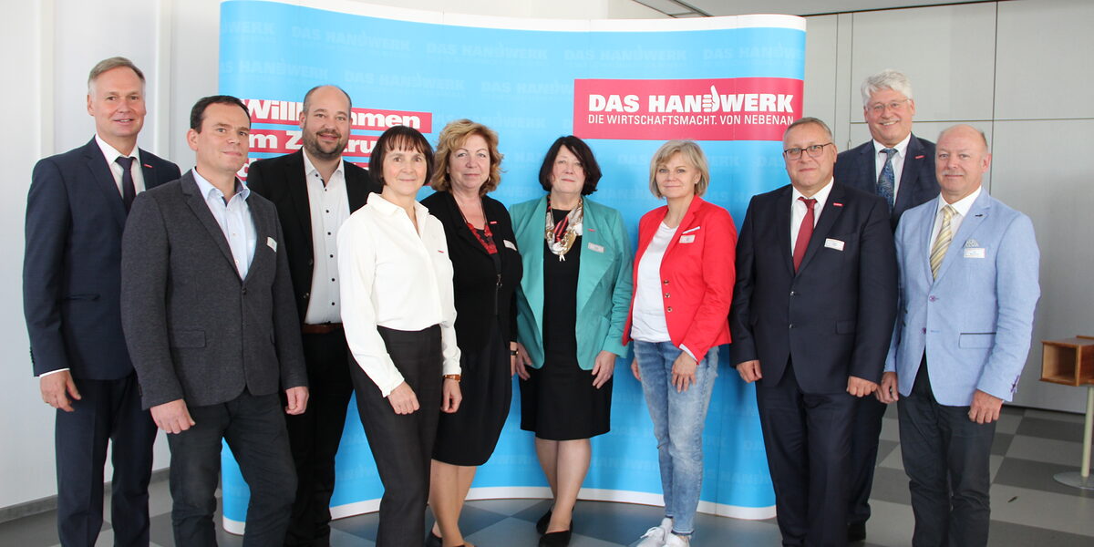(v.li.) Stefan Lobenstein, Marcus Büchner, Dr. Julian Schwark, Dorit Geyer, Doris König, Karola Jacobi, Sybille Böhm, Holger Prüfer, Thomas Malcherek, Ulf Blumschein (v.li.) Stefan Lobenstein, Marcus Büchner, Dr. Julian Schwark, Dorit Geyer, Doris König, Karola Jacobi, Sybille Böhm, Holger Prüfer, Thomas Malcherek, Ulf Blumschein