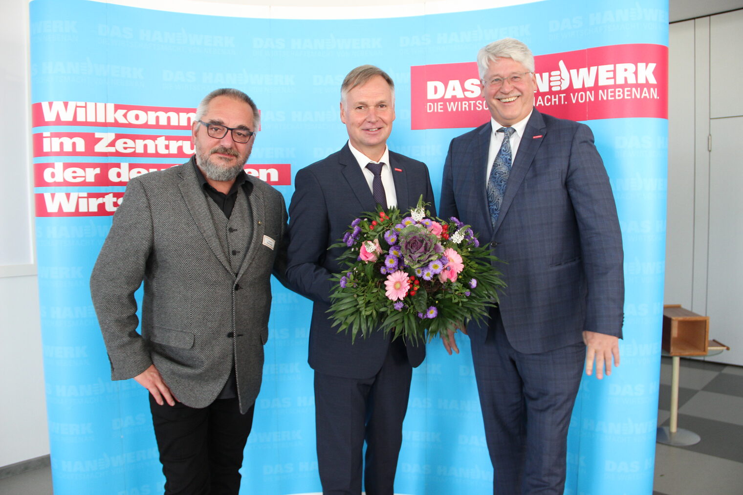 Roland Reichenbach, ältestes Mitglied der Vollversammlung (li.) und Thomas Malcherek , Hauptgeschäftsführer der Handwerkskammer Erfurt (re.), gratulieren Stefan Lobenstein zur Wahl.