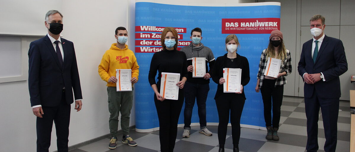 Sie haben sich gegen ihre Mitstreiter durchgesetzt - von der Innungs- über die Kammerebene hin zum Landessieg. Sie haben sich gegen ihre Mitstreiter durchgesetzt - von der Innungs- über die Kammerebene hin zum Landessieg.