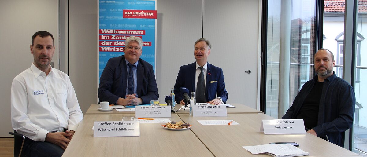 Steffen Schildhauer, Thomas Malcherek, Stefan Lobenstein und Nicolai Ströhl (v.l.n.r.) berichten darüber, wie das regionale Handwerk Nachhaltigkeit lebt. Steffen Schildhauer, Thomas Malcherek, Stefan Lobenstein und Nicolai Ströhl (v.l.n.r.) berichten darüber, wie das regionale Handwerk Nachhaltigkeit lebt.