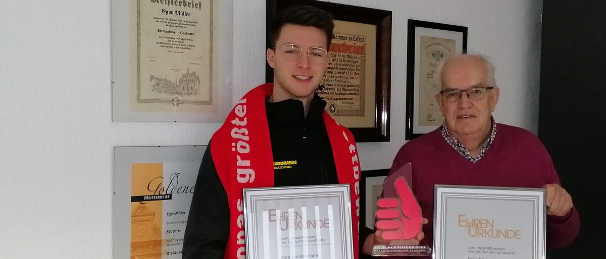 Großer Erfolg: Max Sondermann ist der 1. Bundessieger im Ausbildungs-beruf Straßenbauer. Gemeinsam mit seinem Ausbildungsbetreuer Egon Müller nahm er den Pokal und die Urkunde entgegen. Großer Erfolg: Max Sondermann ist der 1. Bundessieger im Ausbildungs-beruf Straßenbauer. Gemeinsam mit seinem Ausbildungsbetreuer Egon Müller nahm er den Pokal und die Urkunde entgegen.