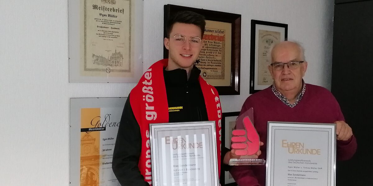 Großer Erfolg: Max Sondermann ist der 1. Bundessieger im Ausbildungs-beruf Straßenbauer. Gemeinsam mit seinem Ausbildungsbetreuer Egon Müller nahm er den Pokal und die Urkunde entgegen.