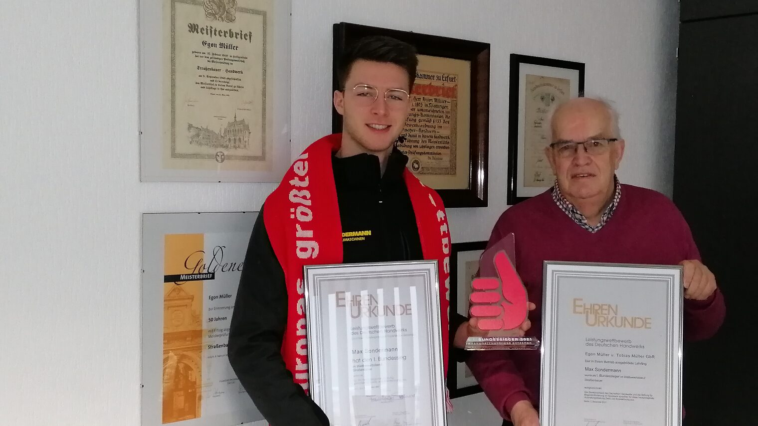 Großer Erfolg: Max Sondermann ist der 1. Bundessieger im Ausbildungs-beruf Straßenbauer. Gemeinsam mit seinem Ausbildungsbetreuer Egon Müller nahm er den Pokal und die Urkunde entgegen.