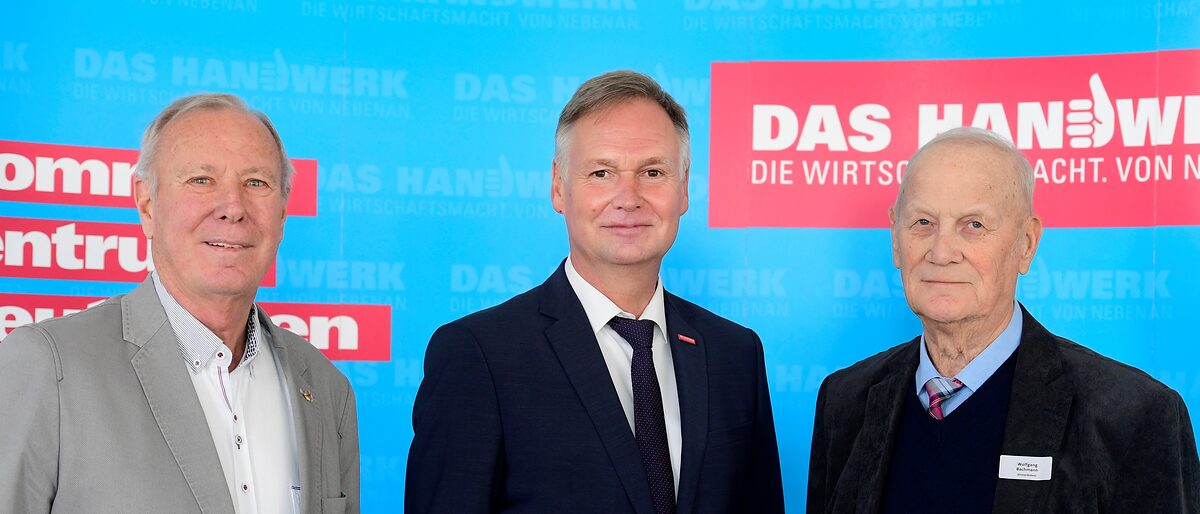 Die drei Präsidenten des Thüringer Handwerkstages: Rolf Ostermann, der von 2001 bis 2012 THT-Präsident war, Stefan Lobenstein, seit 2012 der aktuelle Präsident, und Wolfgang Bachmann, unter dem der THT 1992 gegründet wurde (von links nach rechts). Die drei Präsidenten des Thüringer Handwerkstages: Rolf Ostermann, der von 2001 bis 2012 THT-Präsident war, Stefan Lobenstein, seit 2012 der aktuelle Präsident, und Wolfgang Bachmann, unter dem der THT 1992 gegründet wurde (von links nach rechts).