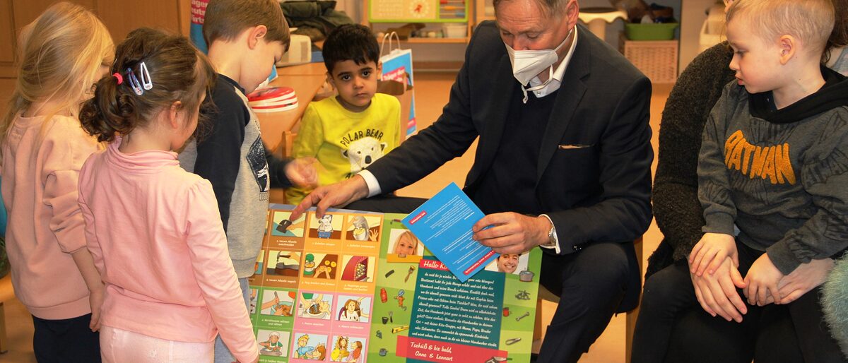 Der Präsident der Handwerkskammer Erfurt, Stefan Lobenstein, hat die Kinder der ASB Kindertagesstätte Sonnenschein in Buttstädt besucht und ihnen das Mitmachpaket für den Kita-Wettbewerb überreicht. Der Präsident der Handwerkskammer Erfurt, Stefan Lobenstein, hat die Kinder der ASB Kindertagesstätte Sonnenschein in Buttstädt besucht und ihnen das Mitmachpaket für den Kita-Wettbewerb überreicht.
