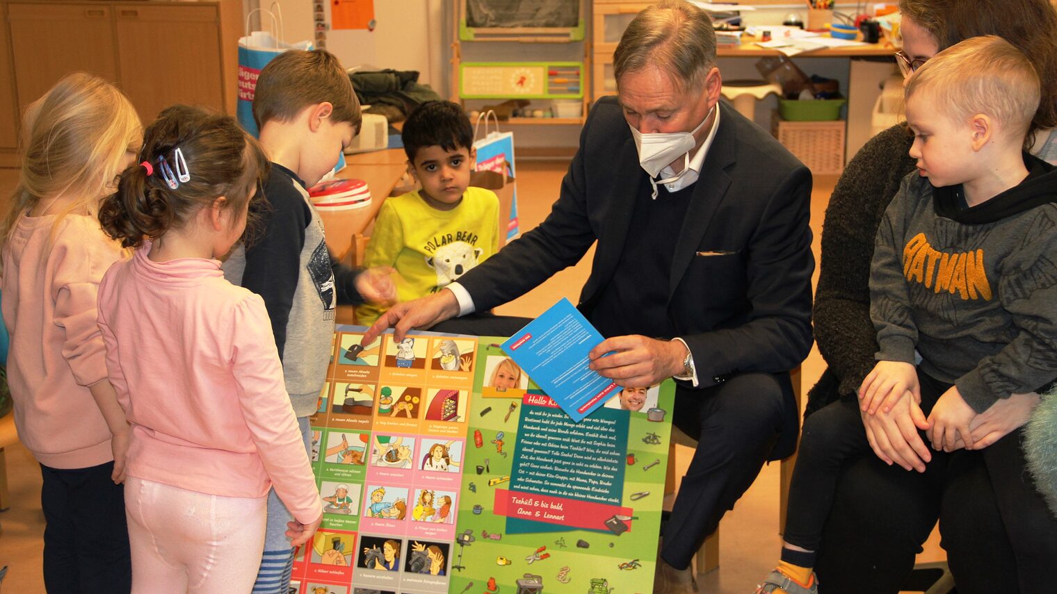 Der Präsident der Handwerkskammer Erfurt, Stefan Lobenstein, hat die Kinder der ASB Kindertagesstätte Sonnenschein in Buttstädt besucht und ihnen das Mitmachpaket für den Kita-Wettbewerb überreicht.