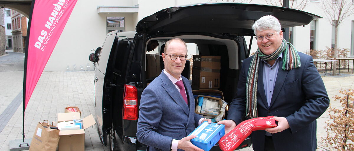 Thomas Malcherek, Hauptgeschäftsführer der Handwerkskammer Erfurt (rechts) übergibt die Verbandskästen an Andreas Spieß. Thomas Malcherek, Hauptgeschäftsführer der Handwerkskammer Erfurt (rechts) übergibt die Verbandskästen an Andreas Spieß.