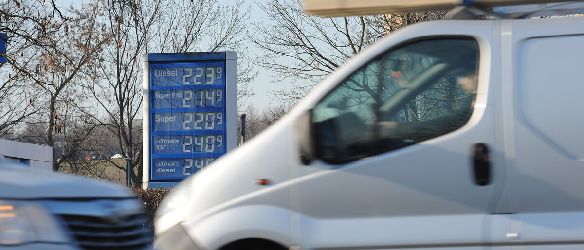 Die Zwei-Euro-Marke für den Liter Kraftstoff ist geknackt. Der Verkehr muss aber rollen können, ansonsten gerät die Wirtschaft ins Stocken. Die Zwei-Euro-Marke für den Liter Kraftstoff ist geknackt. Der Verkehr muss aber rollen können, ansonsten gerät die Wirtschaft ins Stocken.