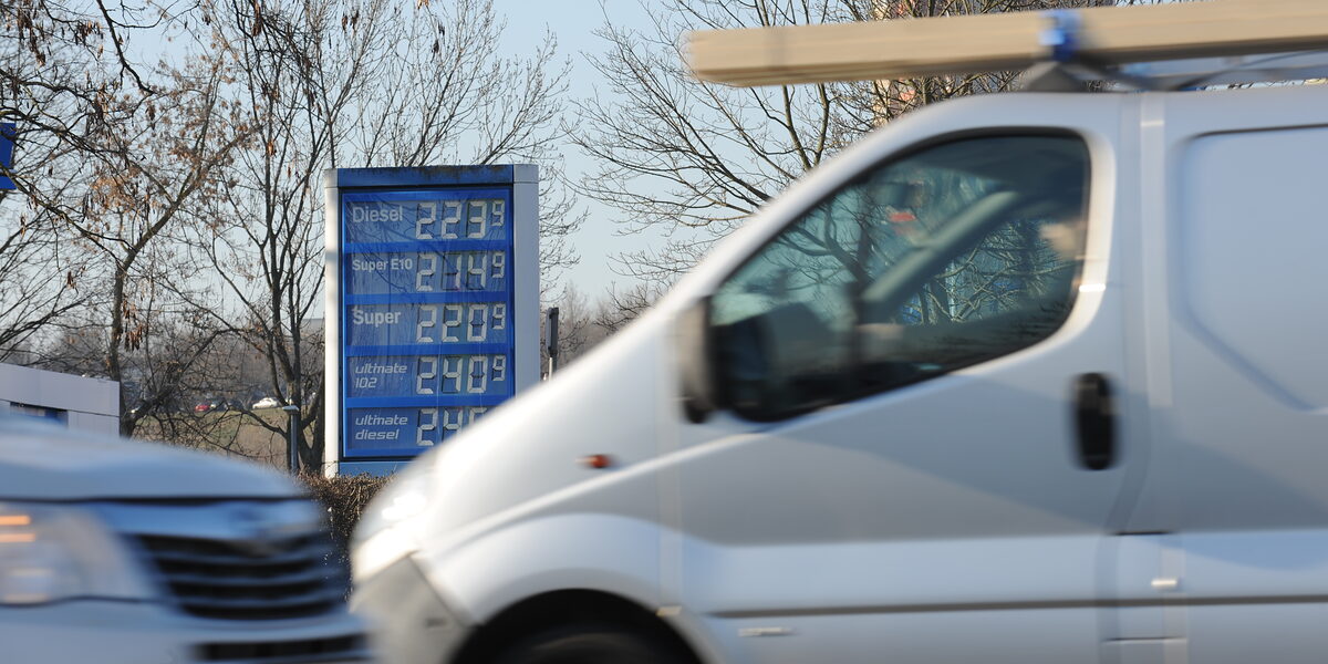 Die Zwei-Euro-Marke für den Liter Kraftstoff ist geknackt. Der Verkehr muss aber rollen können, ansonsten gerät die Wirtschaft ins Stocken.