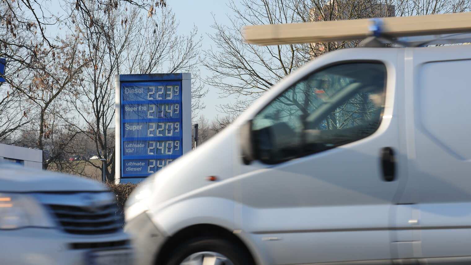 Die Zwei-Euro-Marke für den Liter Kraftstoff ist geknackt. Der Verkehr muss aber rollen können, ansonsten gerät die Wirtschaft ins Stocken.