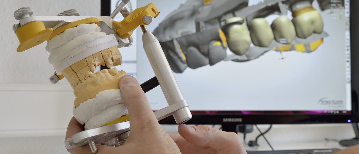 Das Handwerk weist enorme Potenziale im Bereich Digitalisierung auf. Besonders profitiert haben Unternehmen aus dem Bauhaupt- und Baunebengewerbe sowie Gesundheitshandwerke wie Augenoptiker, Hörakustiker, Orthopädieschuhmacher oder Zahntechniker. Mehring, DEU, 25.09.2013 Im Dentallabor Gibisch. Schlagwort(e): Dental, Dentallabor, Gesundheit, Health, Gibisch, Handwerkmarketing, Labor, Laboratory, Zaehne, Zahn, Zähne, Zahntechnik, Zahntechniker