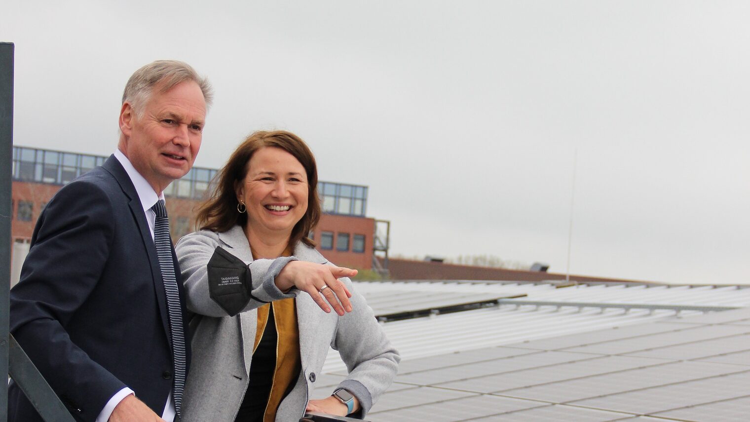 Ministerin Siegesmund und Präsident Lobenstein besichtigen die PV-Anlage auf dem Dach des Berufsbildungszentrums in Erfurt-Bindersleben.