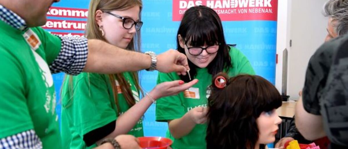 Beim Finale im Mai könnten die Schülerinnen und Schüler in das Friseur-Handwerk schlüpfen. Beim Finale im Mai könnten die Schülerinnen und Schüler in das Friseur-Handwerk schlüpfen.