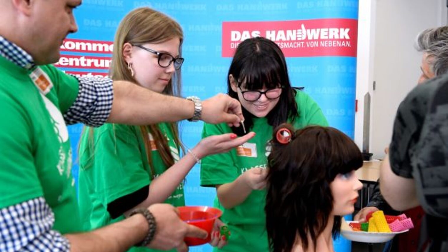 Beim Finale im Mai könnten die Schülerinnen und Schüler in das Friseur-Handwerk schlüpfen.