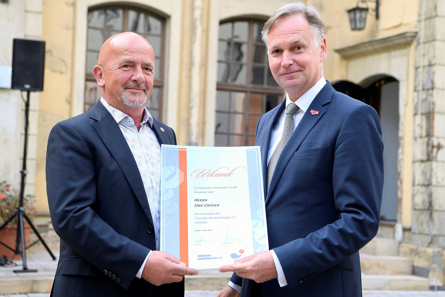 Für besondere Dienste um das Handwerk erhielt Uwe Crüger (li.) von Stefan Lobenstein die Ehrennadel des Thüringer Handwerkstages e.V.