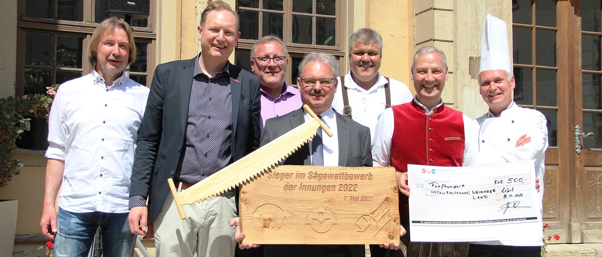 Olaf Eckardt, Innungsobermeister der Metallhandwerk-Innung Weimarer Land, setzte sich beim Sägewettbewerb der Innungen durch und gewann 500 Euro für ein Herzensprojekt der Innungen in der Region. Olaf Eckardt, Innungsobermeister der Metallhandwerk-Innung Weimarer Land, setzte sich beim Sägewettbewerb der Innungen durch und gewann 500 Euro für ein Herzensprojekt der Innungen in der Region.