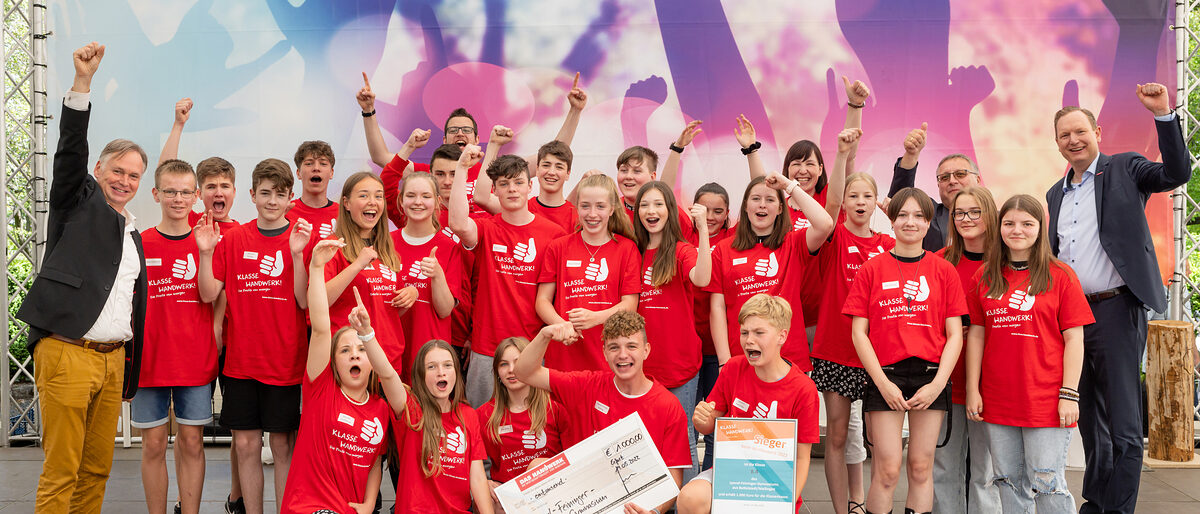 Die Schülerinnen und Schüler der Klasse 8.4 des Lyonel-Feininger-Gymnasiums Buttelstedt/Mellingen sind die neue "Klasse Handwerk". Finale des Schülerwettbewerbs "Klasse Handwerk! Die Profis von morgen" auf der Parkbühne im egapark. Zur 12. Auflage des Wettbewerbes meldeten sich 74 Klassen mit 1344 Schülern von Gymnasien, Regel-, Gesamt-, Gemeinschafts- und Förderschulen aus dem gesamten Freistaat an. Die Regionalsieger des Online-Wettbewerbs Klasse Handwerk 2022 sind: EF: Klasse 8.4 des Lyonel-Feininger-Gymnasium aus Buttelstedt/Mellingen Ost: Klasse 8 der Staatliche Regelschule Wurzbach Süd: Klasse 8c der Lautenbergschule Suhl Schlagwort(e): lth Schulen Handwerk