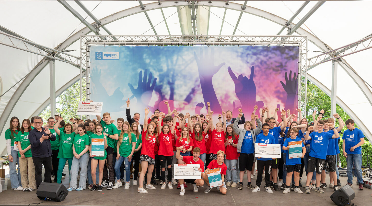 Finale des Schülerwettbewerbs "Klasse Handwerk! Die Profis von morgen" auf der Parkbühne im egapark. Zur 12. Auflage des Wettbewerbes meldeten sich 74 Klassen mit 1344 Schülern von Gymnasien, Regel-, Gesamt-, Gemeinschafts- und Förderschulen aus dem gesamten Freistaat an. Die Regionalsieger des Online-Wettbewerbs Klasse Handwerk 2022 sind: EF: Klasse 8.4 des Lyonel-Feininger-Gymnasium aus Buttelstedt/Mellingen Ost: Klasse 8 der Staatliche Regelschule Wurzbach Süd: Klasse 8c der Lautenbergschule Suhl Schlagwort(e): lth Schulen Handwerk