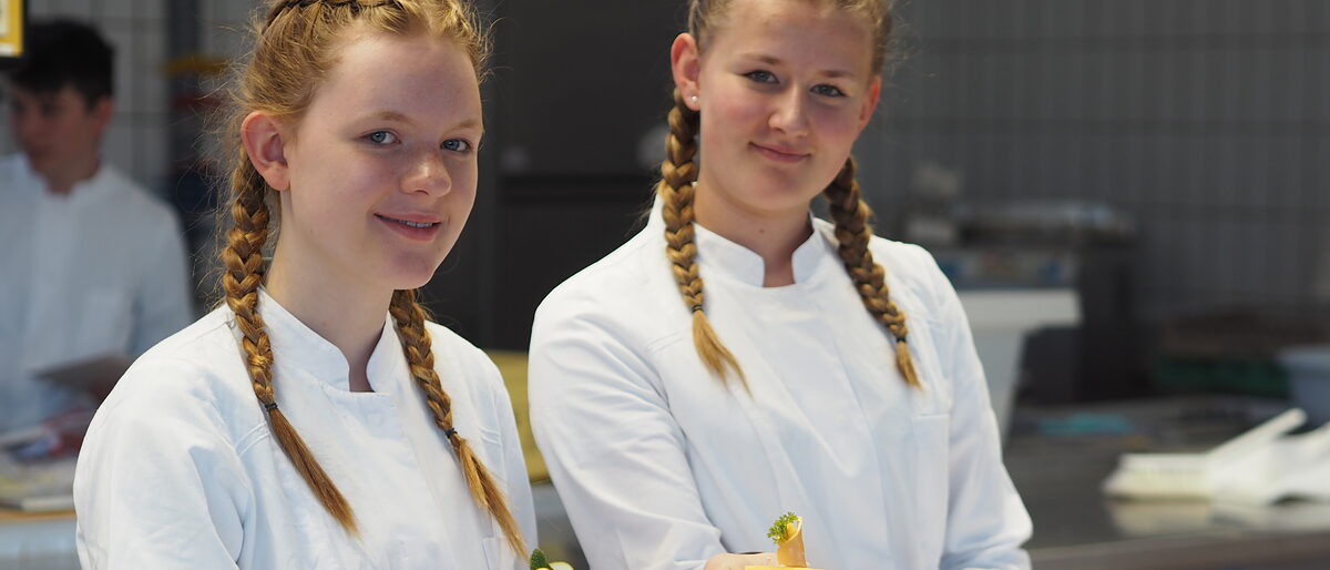 In der Backwerkstatt wurden kleine Schnittchen nach Lust und Laune mit Wurst, Käse, Ei und Gemüse dekorativ belegt. In der Backwerkstatt wurden kleine Schnittchen nach Lust und Laune mit Wurst, Käse, Ei und Gemüse dekorativ belegt.