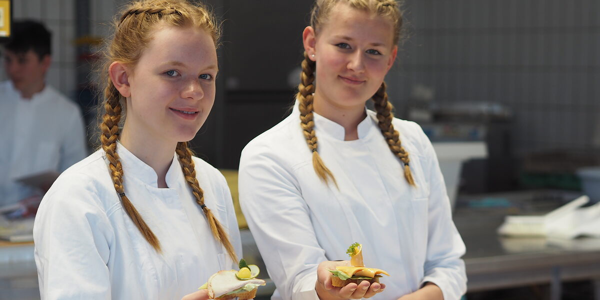In der Backwerkstatt wurden kleine Schnittchen nach Lust und Laune mit Wurst, Käse, Ei und Gemüse dekorativ belegt. In der Backwerkstatt wurden kleine Schnittchen nach Lust und Laune mit Wurst, Käse, Ei und Gemüse dekorativ belegt.