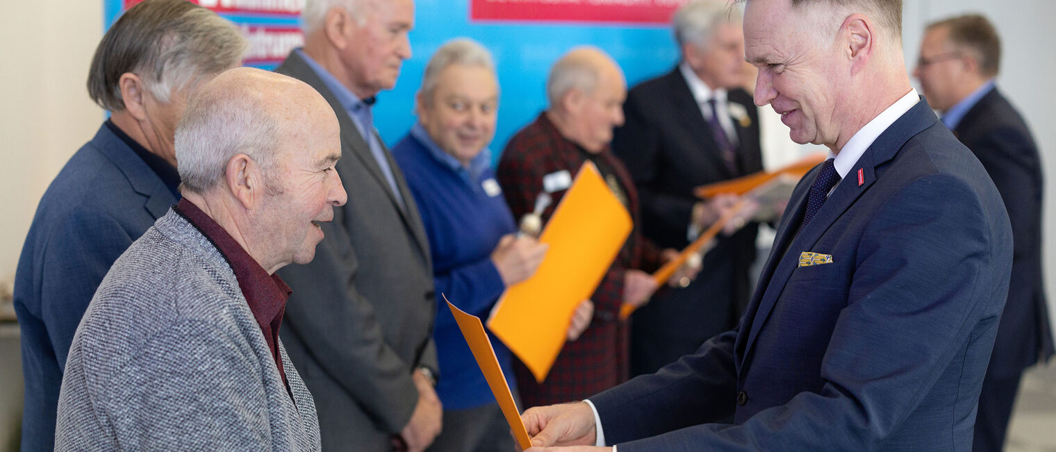 Stefan Lobestein (re.), Präsident der Handwerkskammer Erfurt, überreicht die Goldenen-Meister-Urkunden im Berufsbildungszentrum der HWK Erfurt. Stefan Lobestein (re.), Präsident der Handwerkskammer Erfurt, überreicht die Goldenen-Meister-Urkunden im Berufsbildungszentrum der HWK Erfurt.