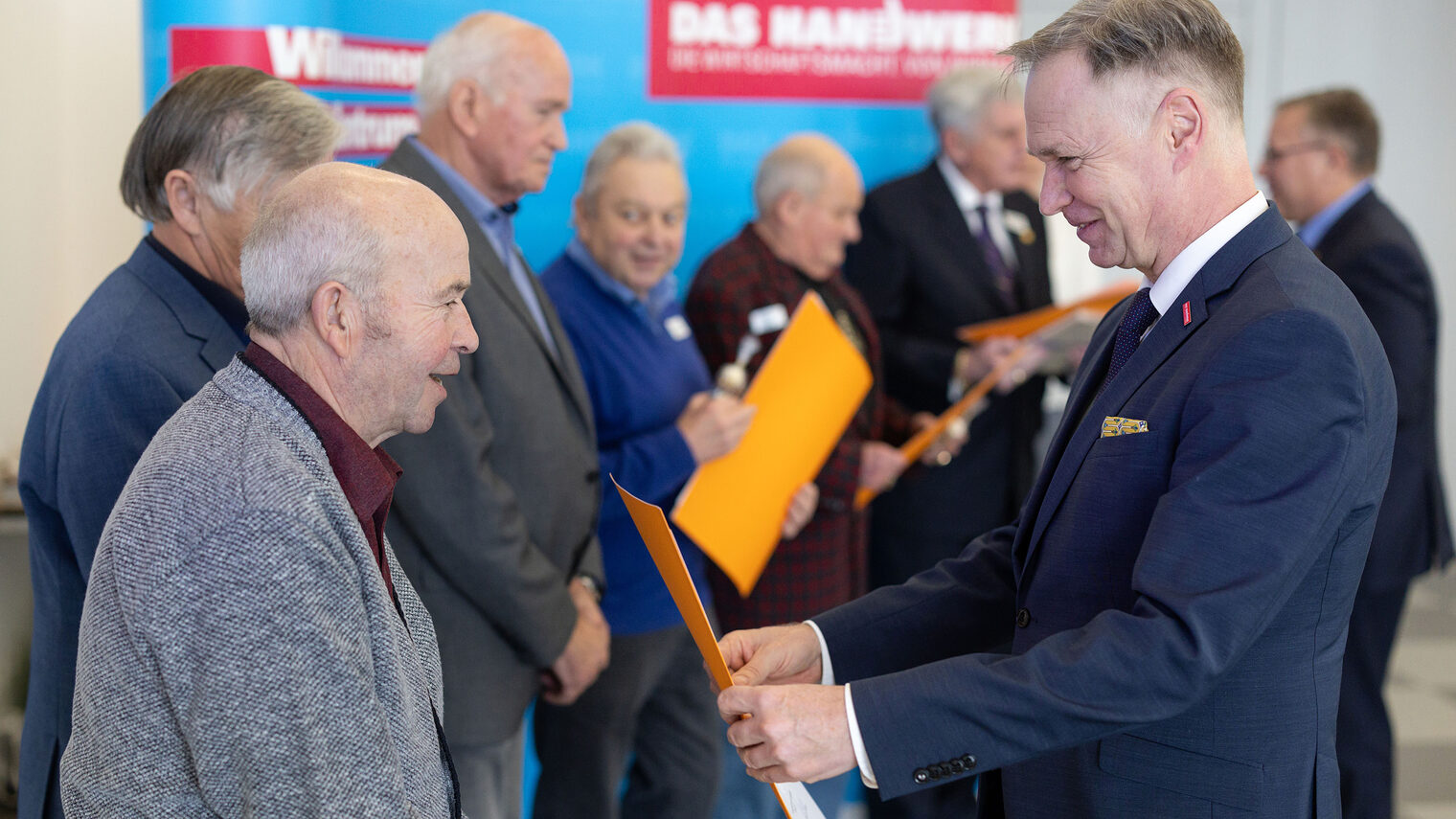 Stefan Lobestein (re.), Präsident der Handwerkskammer Erfurt, überreicht die Goldenen-Meister-Urkunden im Berufsbildungszentrum der HWK Erfurt.