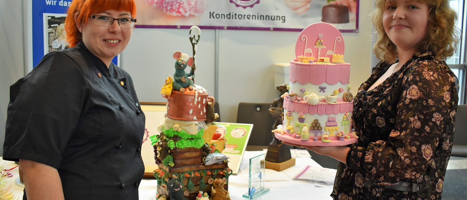 Josefine Frey und Marie-Luise Weinreich gewannen bei der letzen Thüringen Ausstellung 2020 den Wettbewerb für professionelle Bäckerinnen und Bäcker "Salon der Torten". 