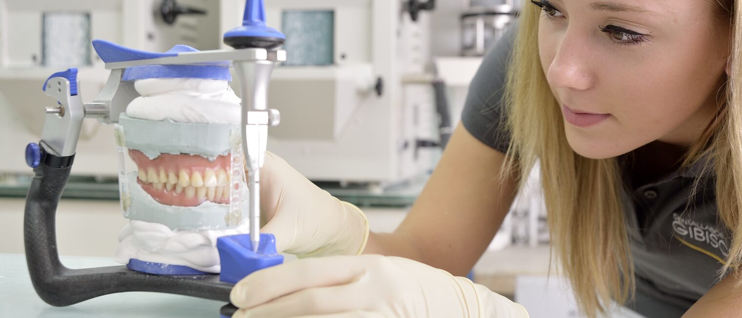 Laut Konjunkturumfrage konnten die Gesundheitshandwerker ihre prekäre Situation stabilisieren. Dennoch müssen Verbraucher für Handwerkerleistungen künftig weiter tiefer in die Tasche greifen. Mehring, DEU, 25.09.2013 Im Dentallabor Gibisch. Schlagwort(e): Dental, Dentallabor, Gesundheit, Health, Gibisch, Handwerkmarketing, Labor, Laboratory, Zaehne, Zahn, Zähne, Zahntechnik, Zahntechniker