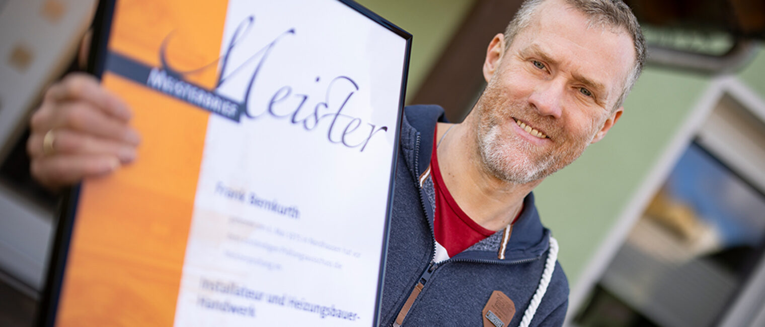 Frank Bernkurth ist stolz, nach mehr als 20 Jahren den Meisterbrief in der Hand zu halten. 03042023 - Frank Bernkurth ist Meister für Heizung, Sanitär und Klima. Foto: Paul-Philipp Braun Schlagwort(e): 2023, PPBraun, ppb, Paul-Philipp Braun, thüringen, hanwerk, ber