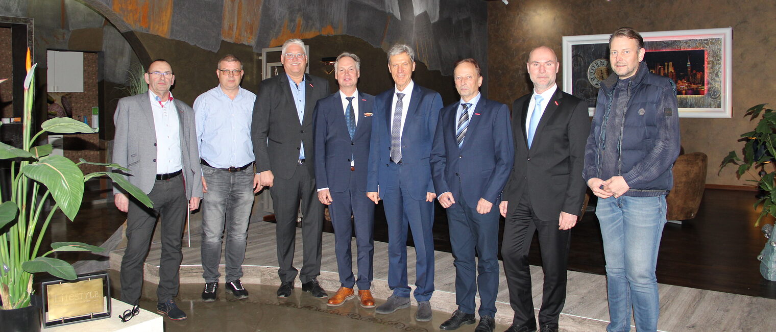 Der Thüringer Handwerkstag (THT) e.V. kam in seiner Vorstandssitzung am Dienstag im Inregia Center Dingelstädt mit Helmut Holter, Thüringer Minister für Bildung, Jugend und Sport, zusammen.