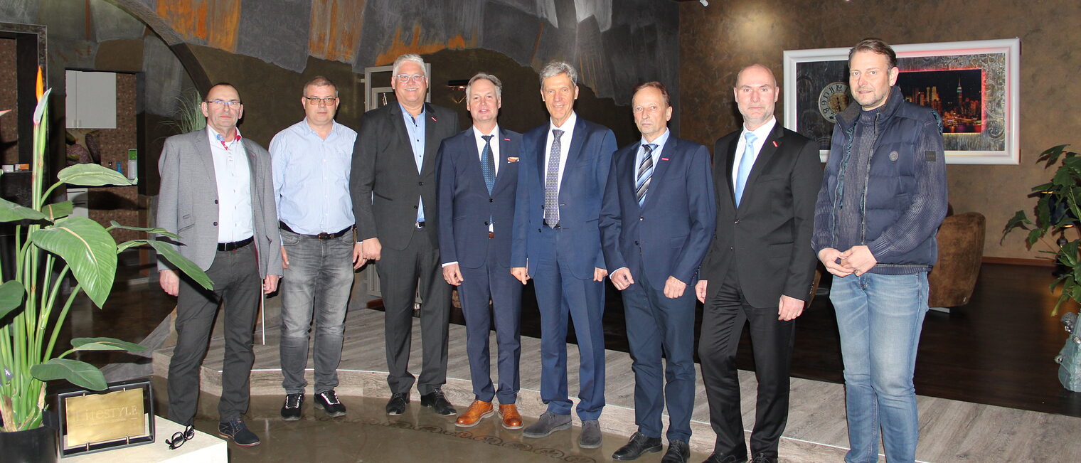 Der Thüringer Handwerkstag (THT) e.V. kam in seiner Vorstandssitzung am Dienstag im Inregia Center Dingelstädt mit Helmut Holter, Thüringer Minister für Bildung, Jugend und Sport, zusammen. Der Thüringer Handwerkstag (THT) e.V. kam in seiner Vorstandssitzung am Dienstag im Inregia Center Dingelstädt mit Helmut Holter, Thüringer Minister für Bildung, Jugend und Sport, zusammen.