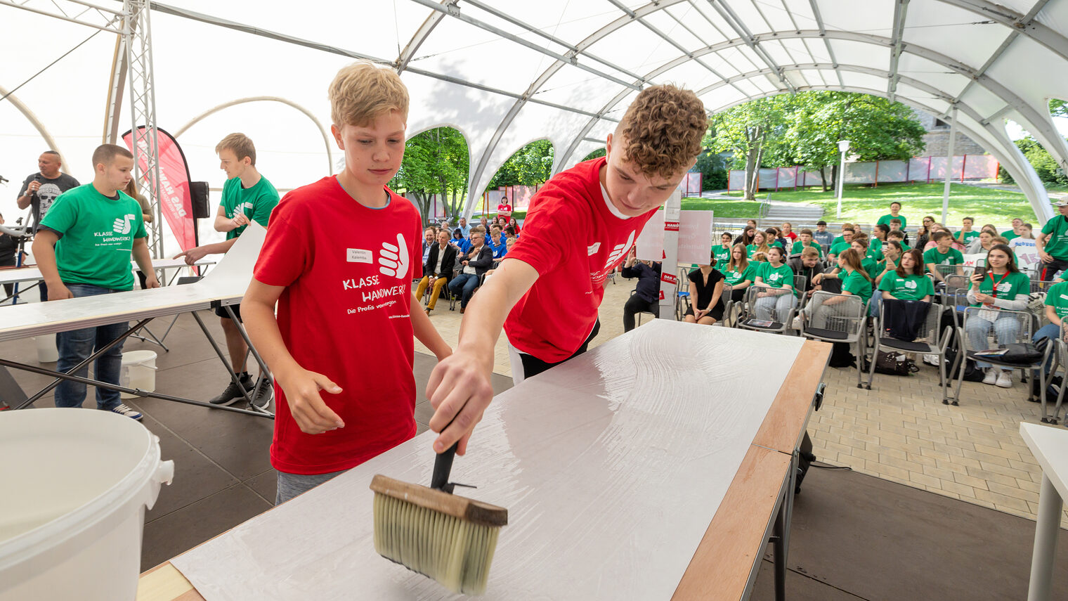 Finale des Schülerwettbewerbs "Klasse Handwerk! Die Profis von morgen" auf der Parkbühne im egapark. Zur 12. Auflage des Wettbewerbes meldeten sich 74 Klassen mit 1344 Schülern von Gymnasien, Regel-, Gesamt-, Gemeinschafts- und Förderschulen aus dem gesamten Freistaat an. Die Regionalsieger des Online-Wettbewerbs Klasse Handwerk 2022 sind: EF: Klasse 8.4 des Lyonel-Feininger-Gymnasium aus Buttelstedt/Mellingen Ost: Klasse 8 der Staatliche Regelschule Wurzbach Süd: Klasse 8c der Lautenbergschule Suhl Schlagwort(e): lth Schulen Handwerk