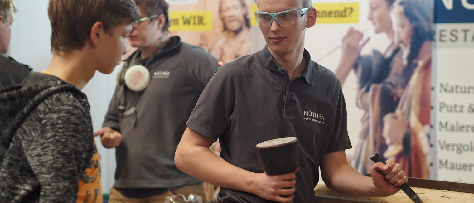 Die NÜTHEN Restaurierungen GmbH + Co.KG lockte 2022 auf dem Forum Berufsstart zahlreiche Interessenten an. Die NÜTHEN Restaurierungen GmbH + Co.KG lockte 2022 auf dem Forum Berufsstart zahlreiche Interessenten an.