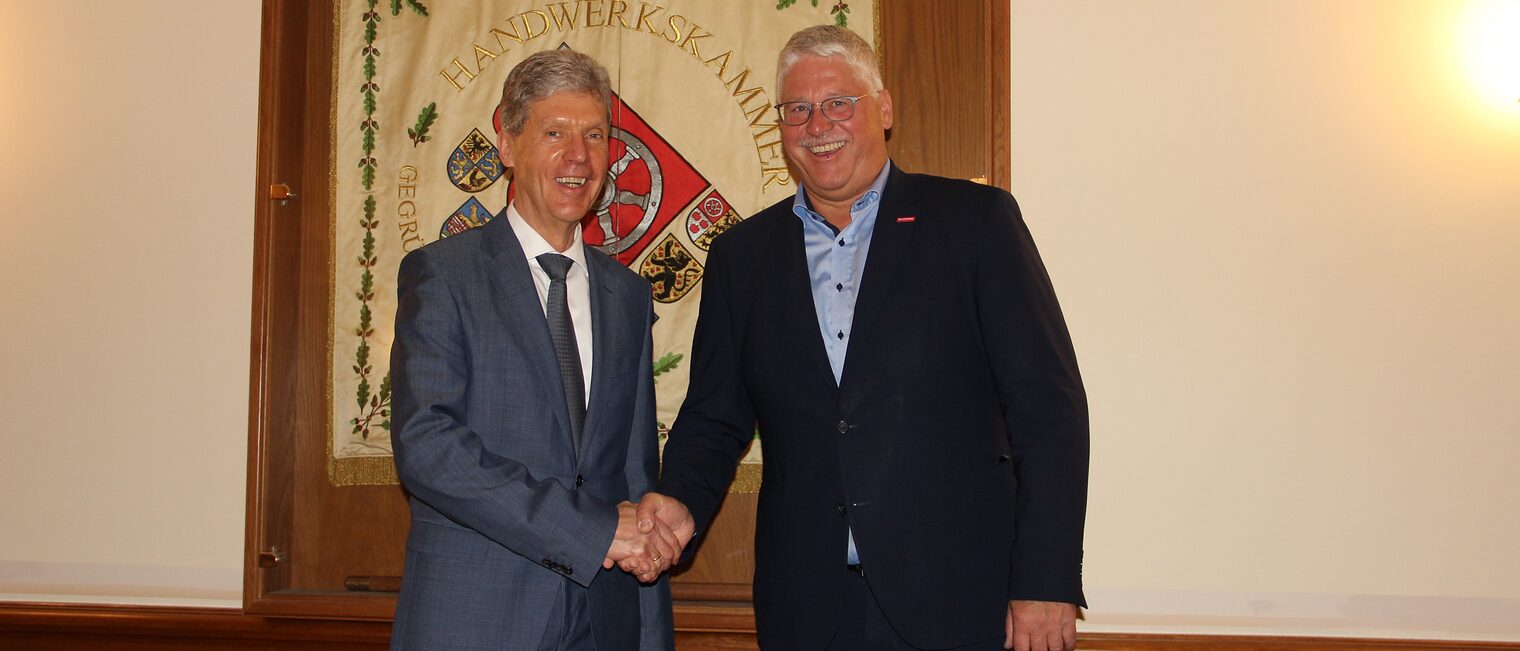 Handschlag auf die Stärkung der Berufsschulen: Thüringens Bildungsminister Helmut Holter war Teil der von der Handwerkskammer Erfurt initiierten Round-Table-Expertenkonferenz. Handschlag auf die Stärkung der Berufsschulen: Thüringens Bildungsminister Helmut Holter war Teil der von der Handwerkskammer Erfurt initiierten Round-Table-Expertenkonferenz.
