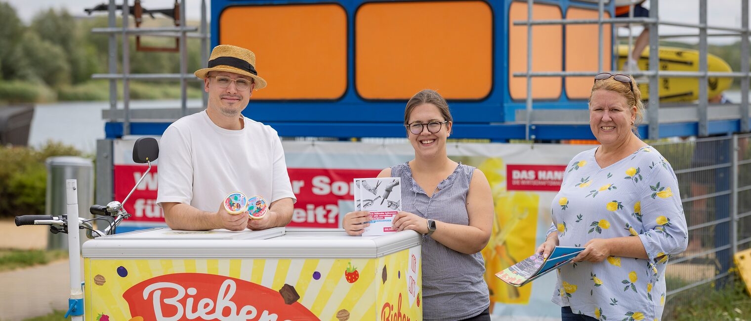 Die Biebereis-Aktion im Strandbad Stotternheimer See ist eine von zahlreichen Aktivitäten der Handwerkskammer Erfurt, die die Berufsorientierung und Berufswahl junger Menschen stärken sollen. Die Mitarbeiter der Handwerkskammer Erfurt, Madeline Temme (Mitte) und Ina Bechmann (rechts), haben die Gäste zur dualen Berufsausbildung im Handwerk informiert. Die Biebereis-Aktion im Strandbad Stotternheimer See ist eine von zahlreichen Aktivitäten der Handwerkskammer Erfurt, die die Berufsorientierung und Berufswahl junger Menschen stärken sollen. Die Mitarbeiter der Handwerkskammer Erfurt, Madeline Temme (Mitte) und Ina Bechmann (rechts), haben die Gäste zur dualen Berufsausbildung im Handwerk informiert.