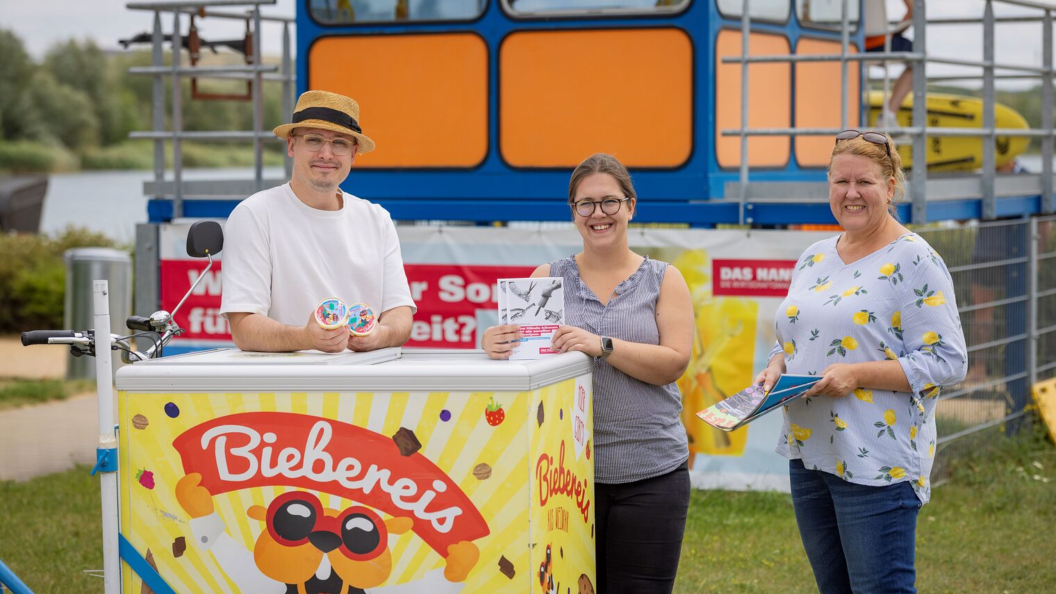 Die Biebereis-Aktion im Strandbad Stotternheimer See ist eine von zahlreichen Aktivitäten der Handwerkskammer Erfurt, die die Berufsorientierung und Berufswahl junger Menschen stärken sollen. Die Mitarbeiter der Handwerkskammer Erfurt, Madeline Temme (Mitte) und Ina Bechmann (rechts), haben die Gäste zur dualen Berufsausbildung im Handwerk informiert.