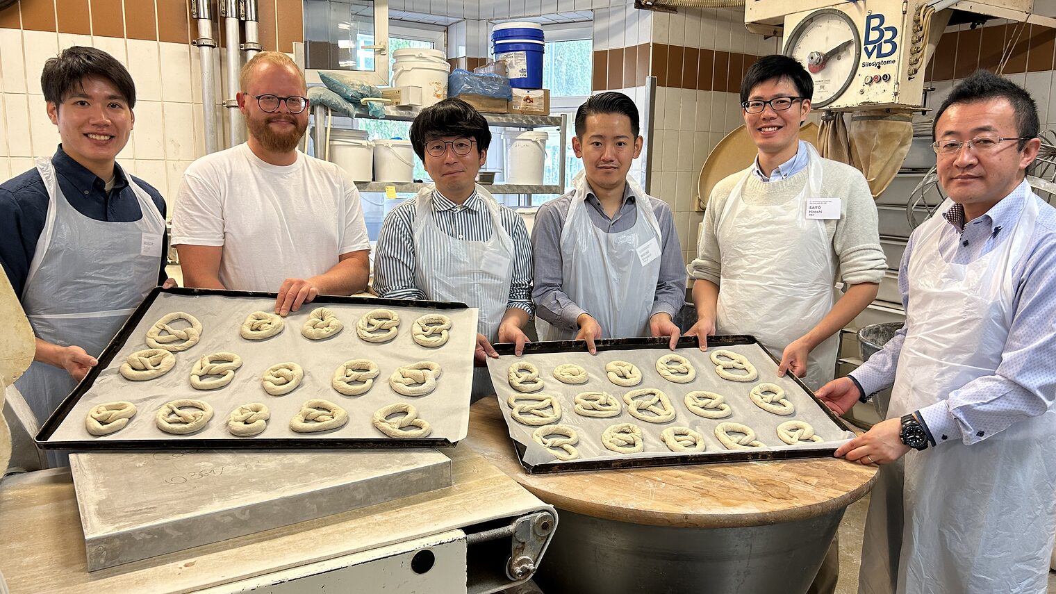 Die Besucher sind Teilnehmer des Deutsch-Japanischen Austauschprogramms für junge Berufstätige.